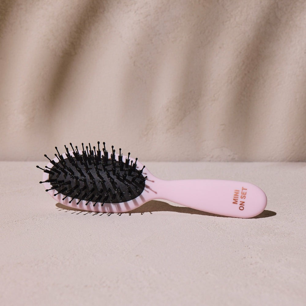 On Set Pro Brush
– The Beachwaver Co.